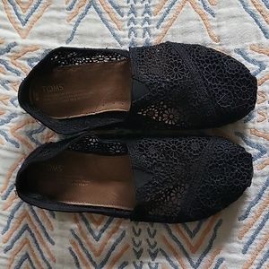 Tom's black lace shoes